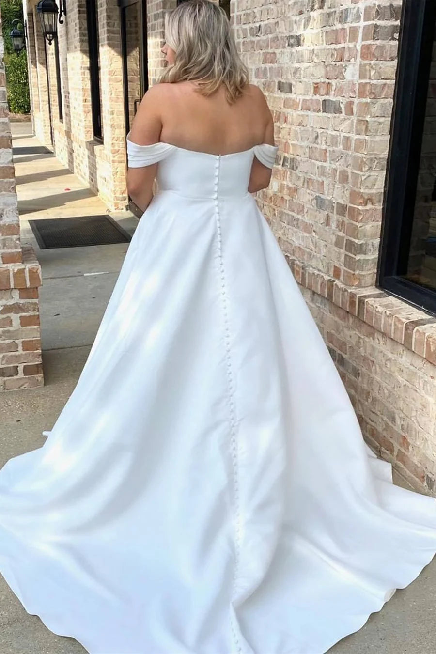 Vestido de novia largo con corte A y hombros descubiertos